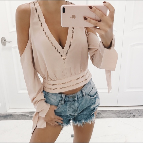 SOLD OUT ❌ Gretchen Blouse - Picture 2 of 6