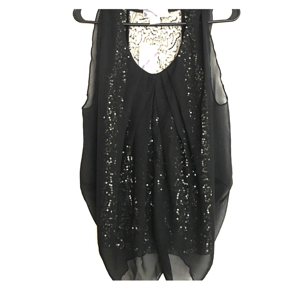 NWT. Beautiful golden sequence Top