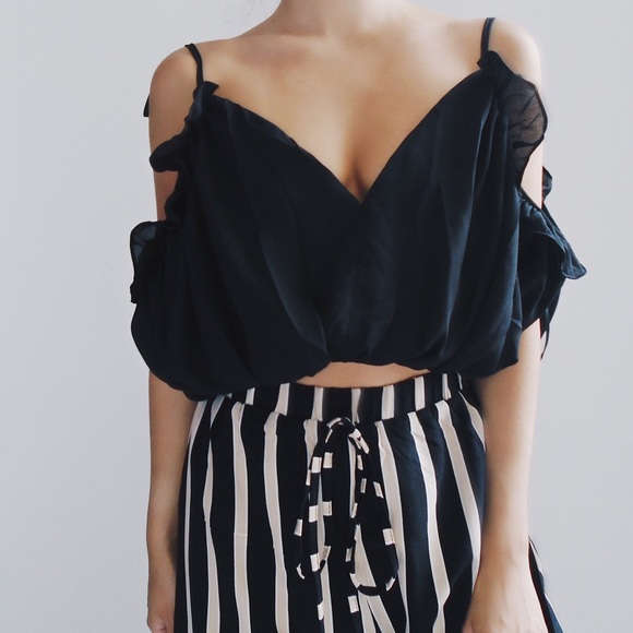 SOLD OUT ✖️ Diana Ruffled Crop Top - Picture 2 of 5