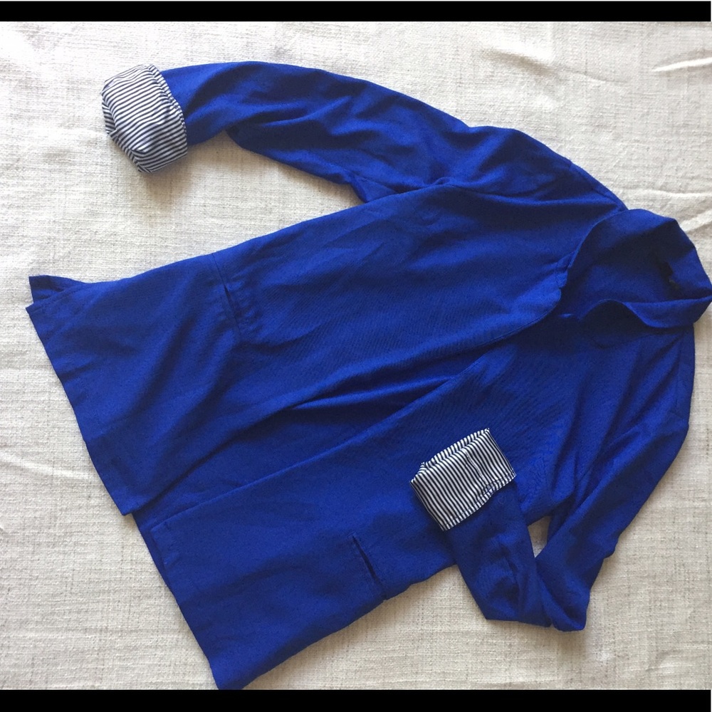 Thin, longer casual blazer with lining.
