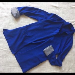 Thin, longer casual blazer with lining.