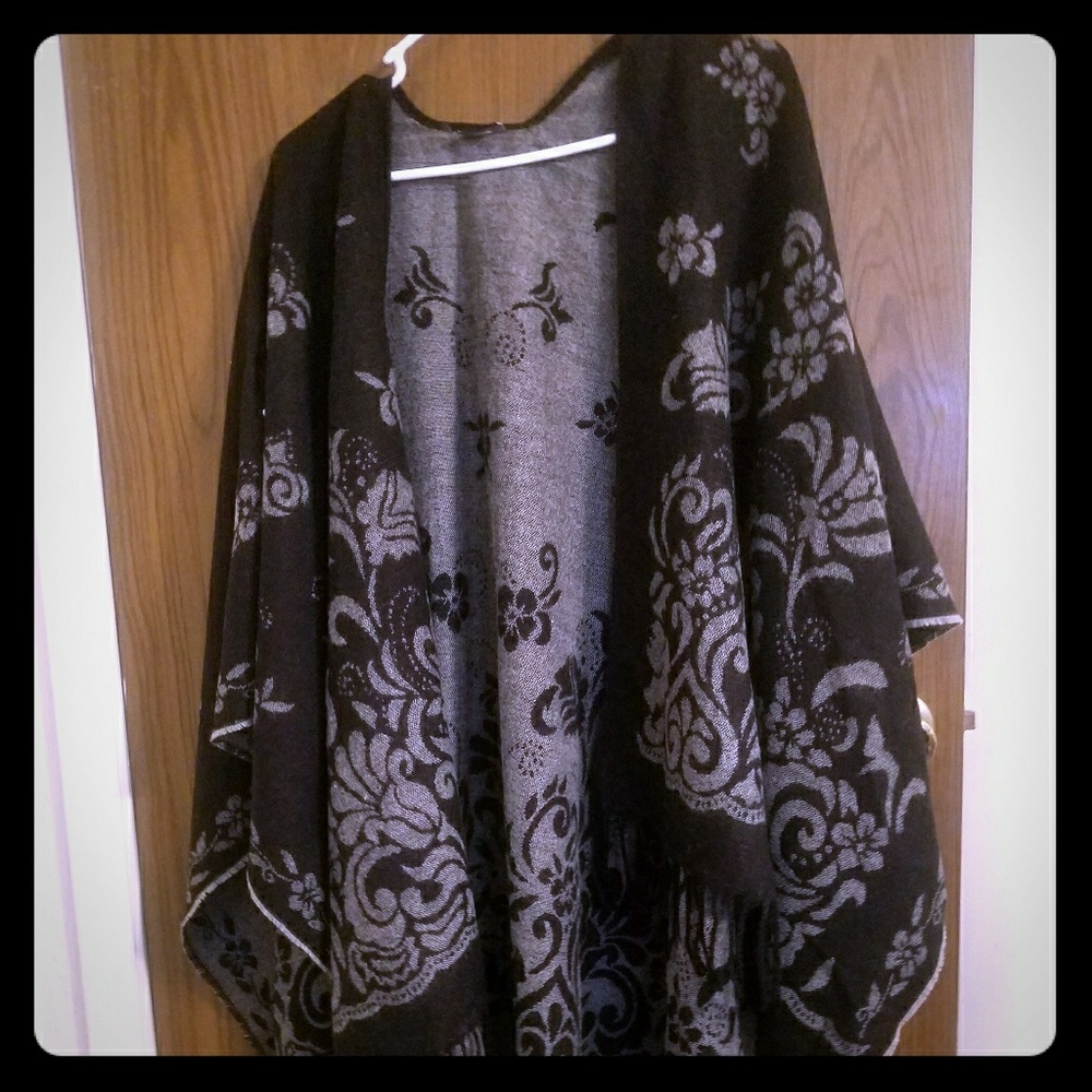 NEW! Beautiful reversible shawl