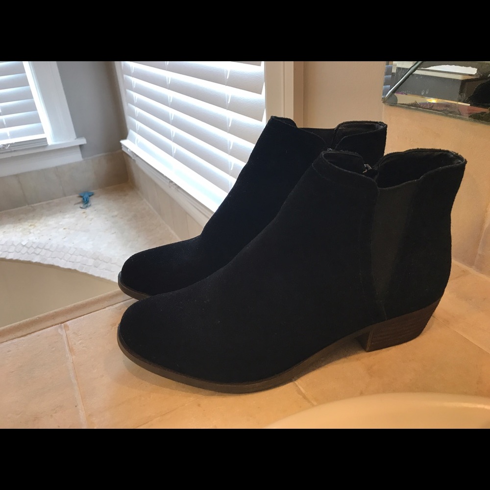 NEW Kensie faux suede booties