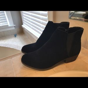 NEW Kensie faux suede booties