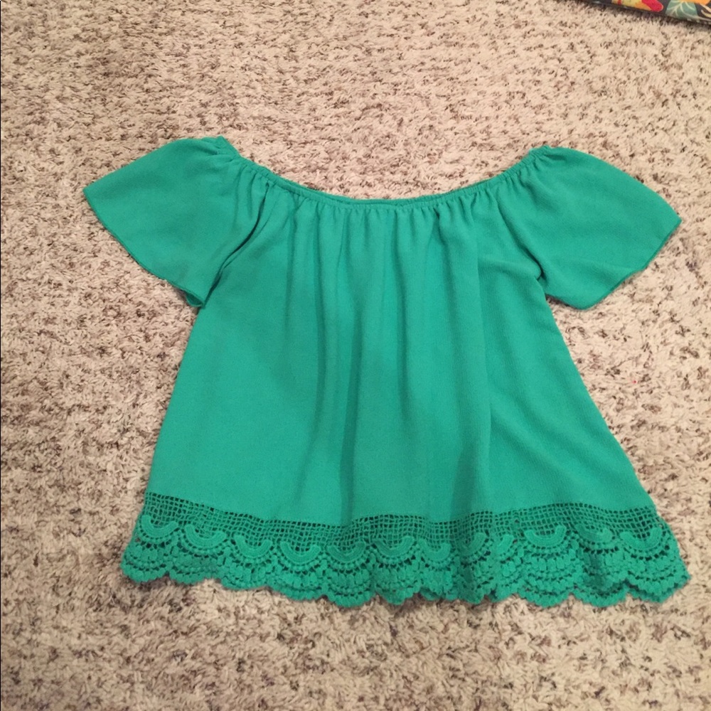 SOLD ‼️Green top size small