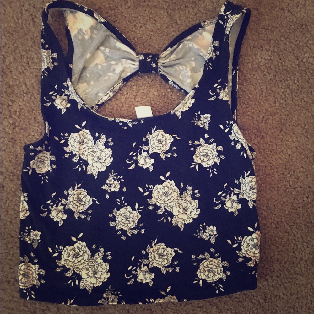 Black, sleeveless crop top