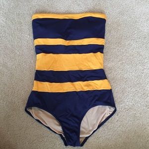 Strapless swim suit