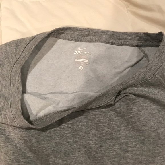 Small Nike Dry-Fit off the shoulder sweater - Picture 2 of 3