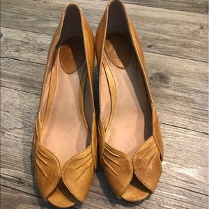 Vintage style golden Frye ada peep toe pumps