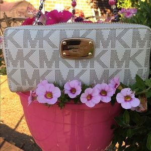 🎉Price drop🎉 EUC Michael Kors wallet