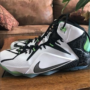 Men's basketball shoes