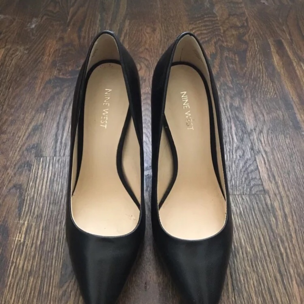 8.5 Nine West black pumps