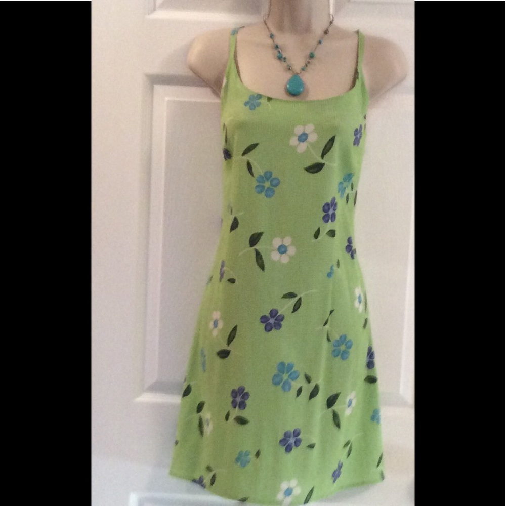 GREEN FLORAL DRESS!  LIKE NEW.  🌺