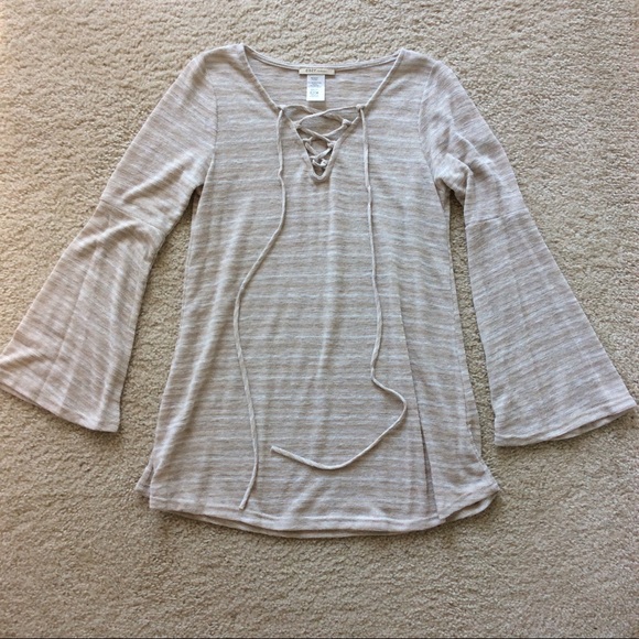 ❤️1 MED, 1 LARGE❤️Lace Up Front Lightweight Top - Picture 5 of 6