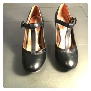 7M Black T-strapped Pumps