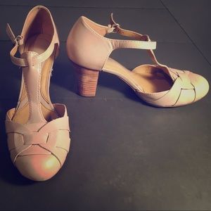 Cream T-strapped Naturalizer Heels
