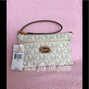 🆕 Michael Kors Classic Vanilla Clutch