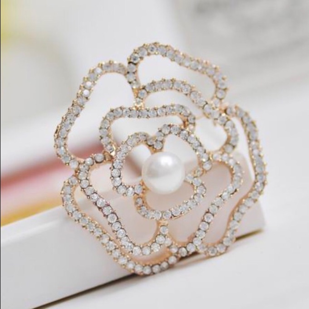 Luxury brooch flower camélia rose sparkling