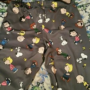 SOLD!! Cute Charlie brown leggings!