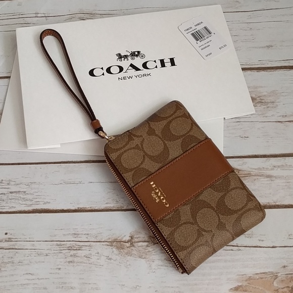 NWT beautiful Coach Wristlet - Picture 2 of 6