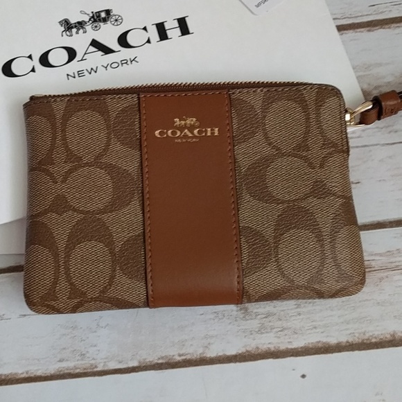 NWT beautiful Coach Wristlet - Picture 3 of 6