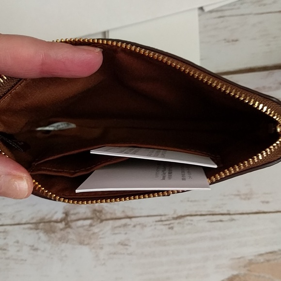 NWT beautiful Coach Wristlet - Picture 4 of 6