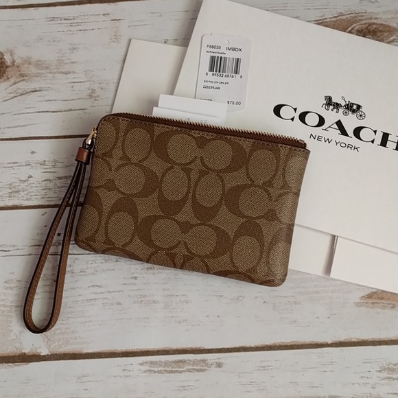 NWT beautiful Coach Wristlet - Picture 5 of 6