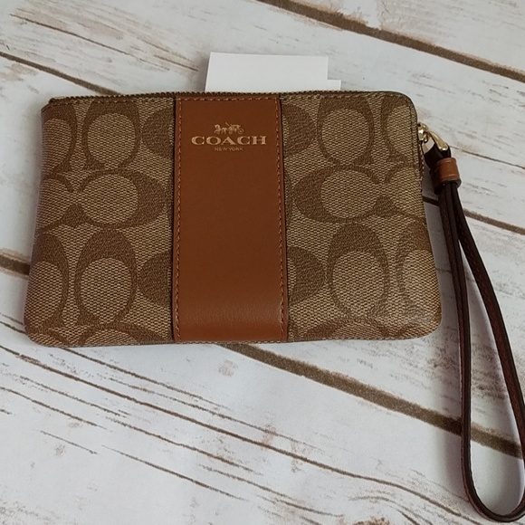 NWT beautiful Coach Wristlet - Picture 6 of 6