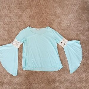 Wing sleeve light blue shirt
