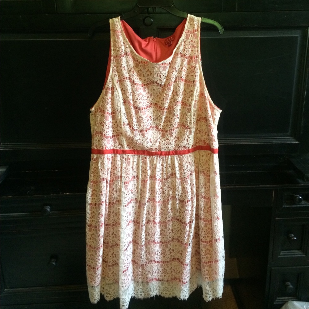 Lace sleeveless dress