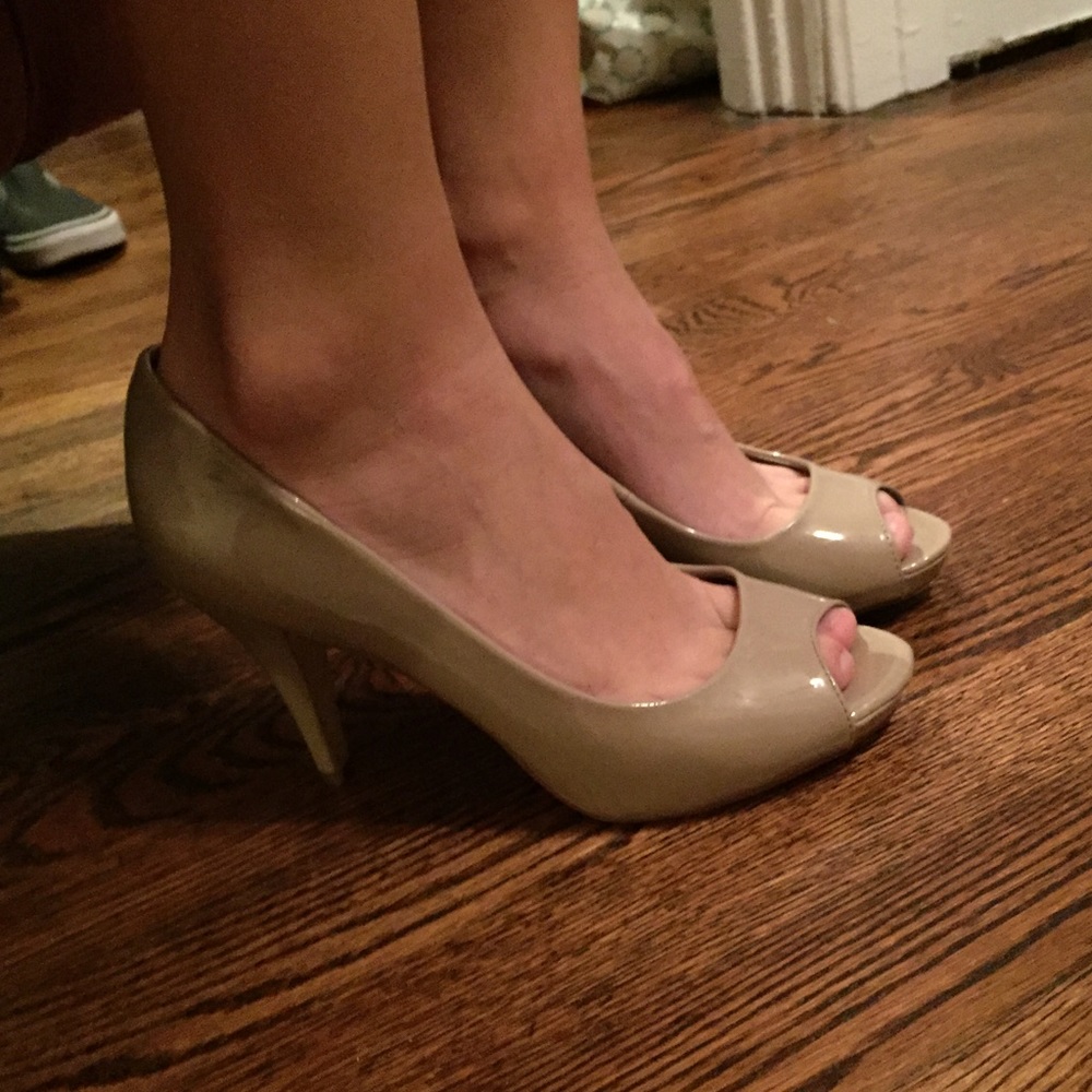 Fergie nude shoes! Size 8 and only worn once!