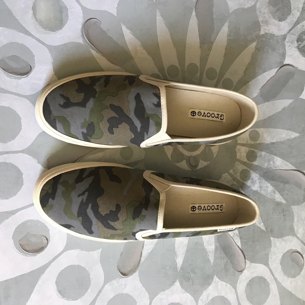 {Groove} Genius Camo Print Slip Ons - Picture 4 of 6