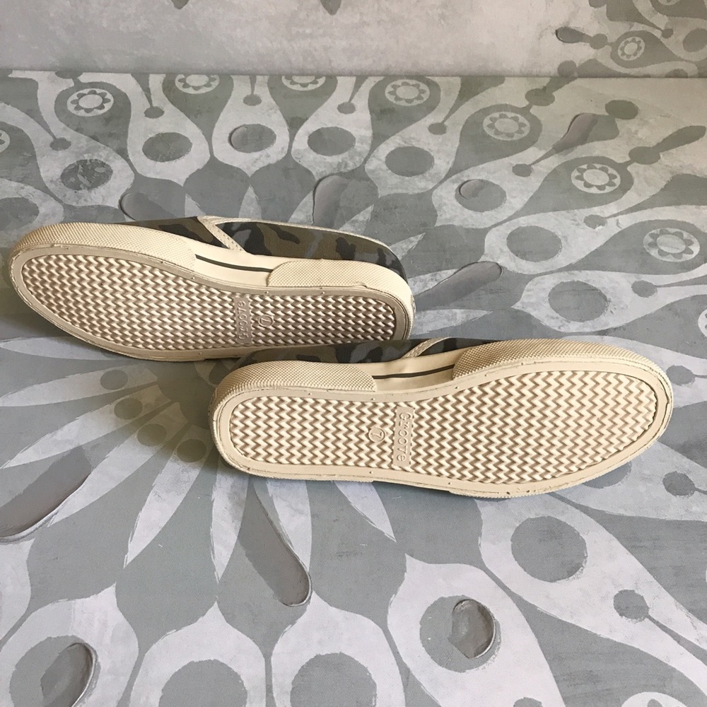 {Groove} Genius Camo Print Slip Ons - Picture 6 of 6
