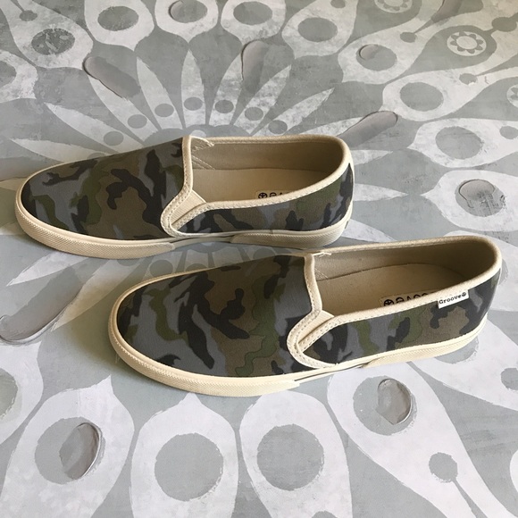 {Groove} Genius Camo Print Slip Ons - Picture 2 of 6
