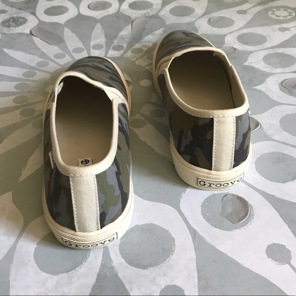 {Groove} Genius Camo Print Slip Ons - Picture 3 of 6
