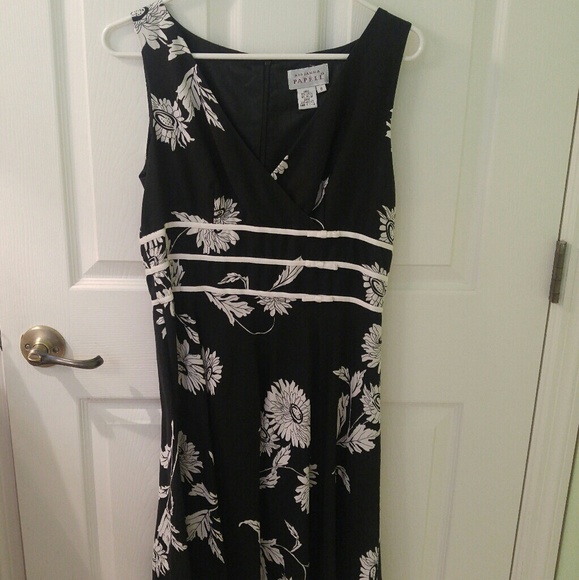 Gently used black and white dress - Picture 1 of 3