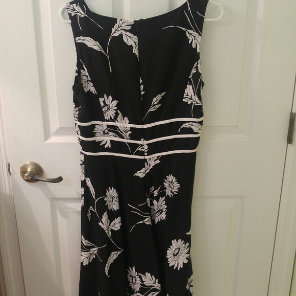 Gently used black and white dress - Picture 2 of 3