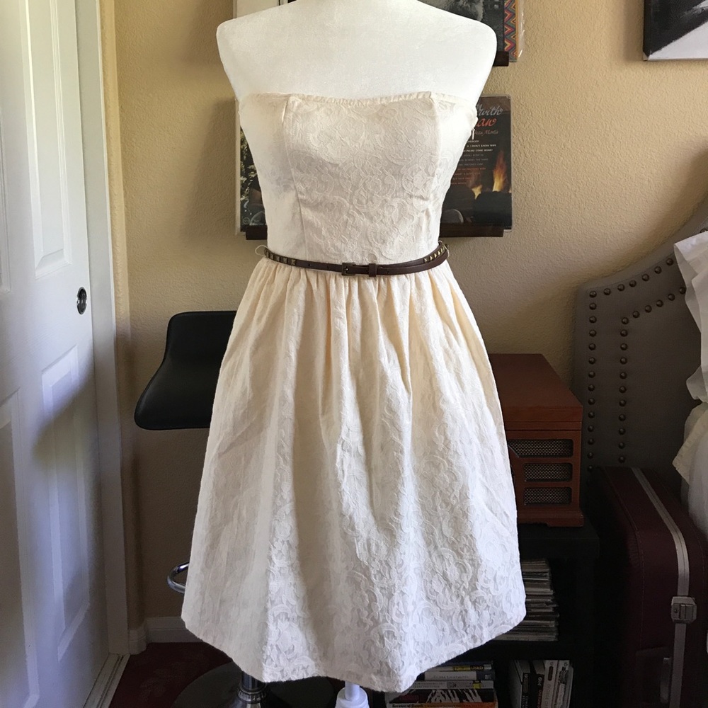 Rachael&Chloe: Cream dress with brass pyramid belt