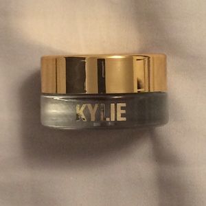 Kylie cream shadow