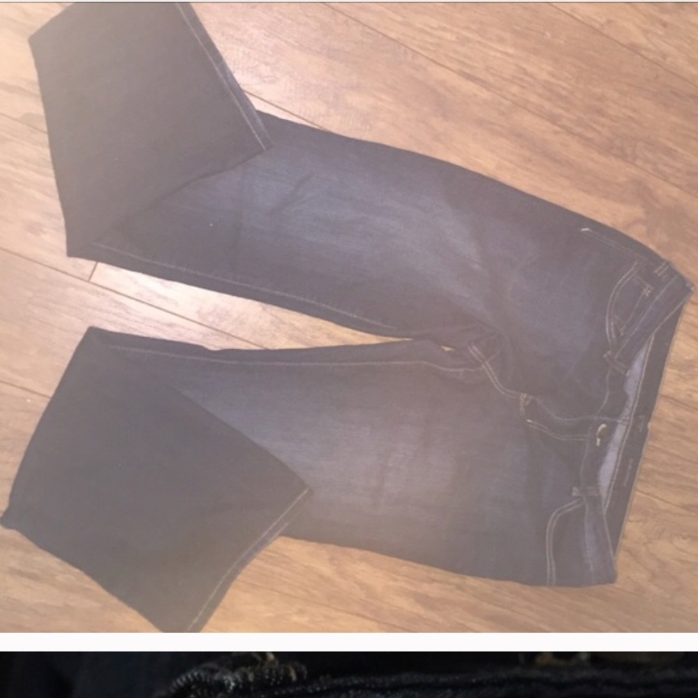 Jessica Simpson rocking curvy boot