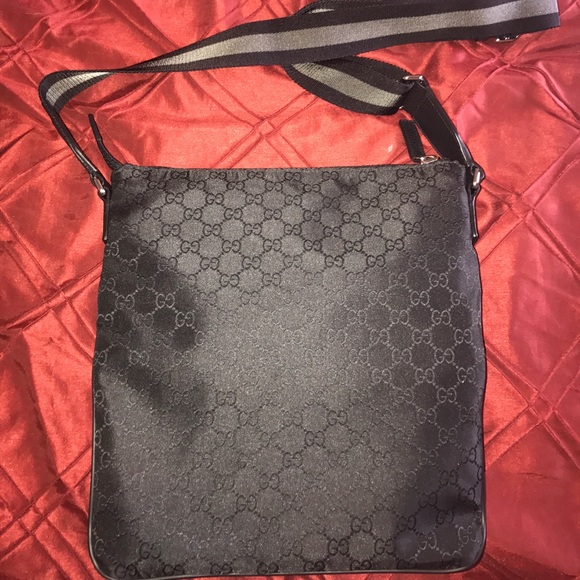 GG Supreme Messenger Bag - Picture 2 of 4