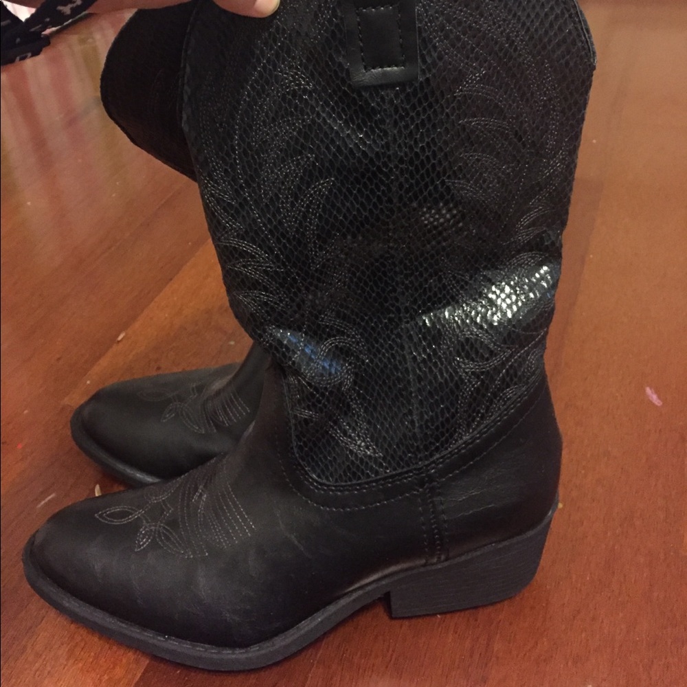 Black cowgirl boots