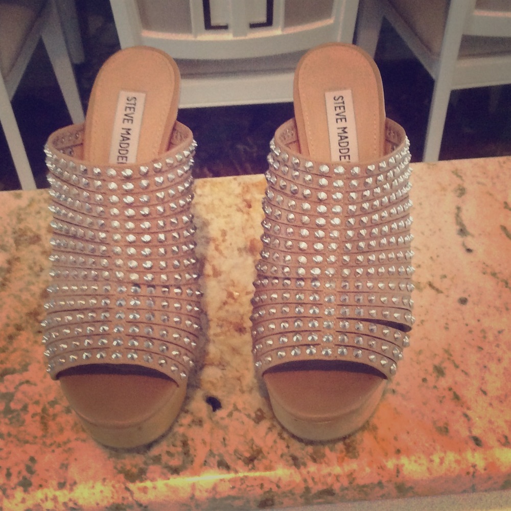 Steve Madden tan stud wedges 7