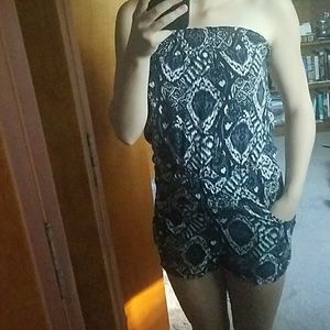 Strapless patterned romper
