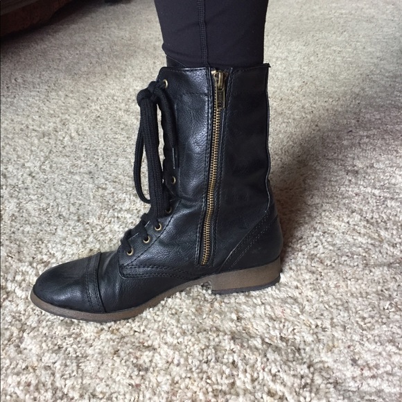 Black lace up Combat boots with Gold zipper - Picture 4 of 4