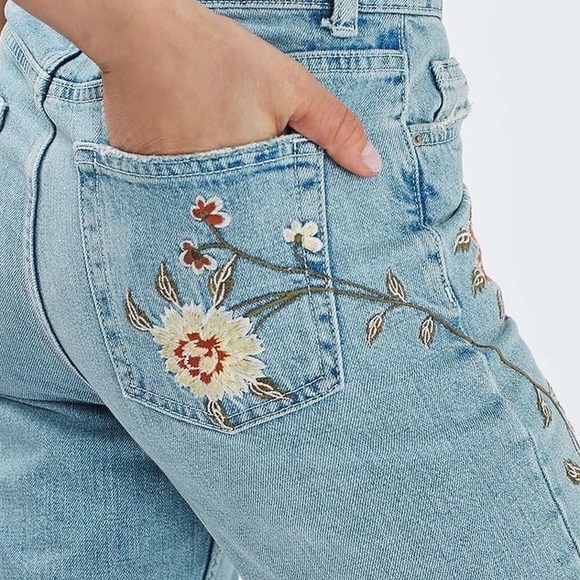 Embroidered Mom Jeans SOLD ON DEPOP - Picture 3 of 3