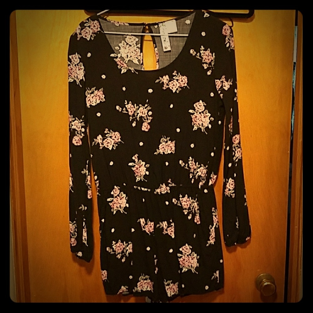 Adorable floral romper!! Size medium/small! NWOT!