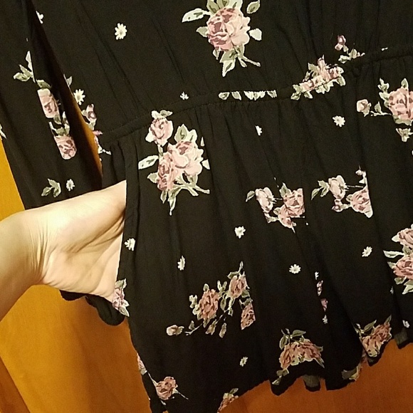 Adorable floral romper!! Size medium/small! NWOT! - Picture 2 of 5