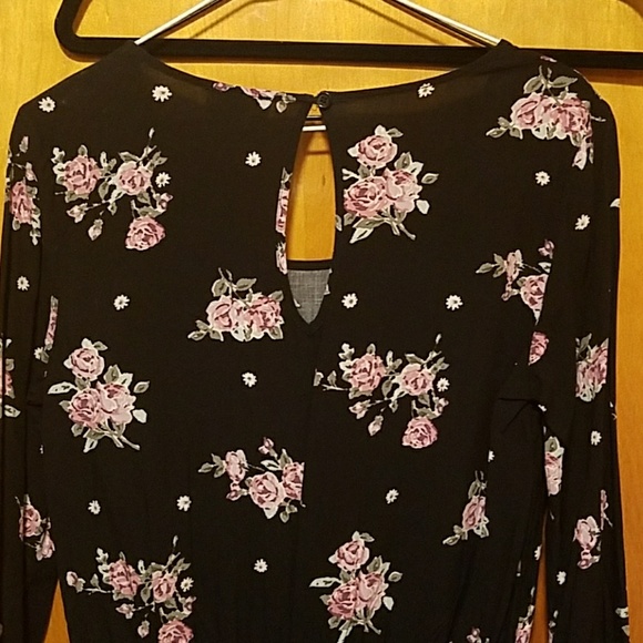 Adorable floral romper!! Size medium/small! NWOT! - Picture 3 of 5