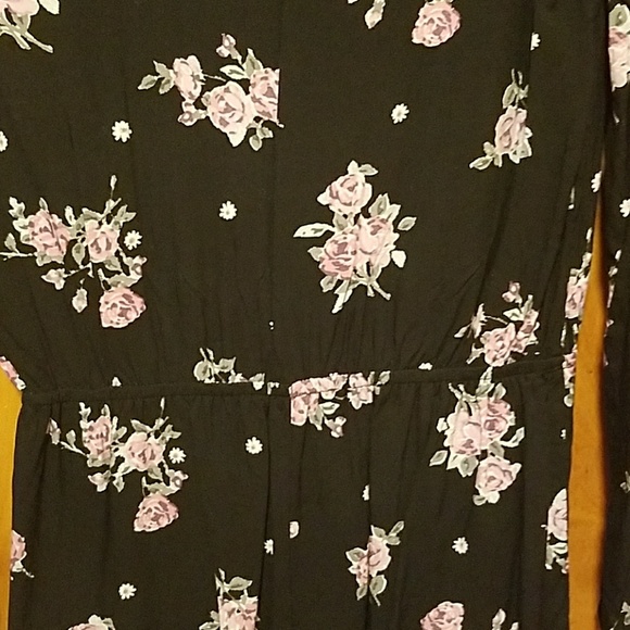 Adorable floral romper!! Size medium/small! NWOT! - Picture 4 of 5